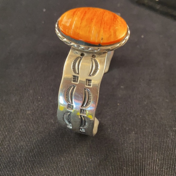 Navajo made sterling silver spinal oyster bracelet - Picture 5 of 5